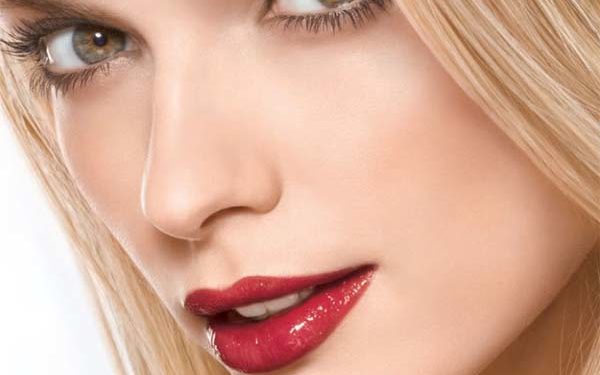 Thời tiết oi nóng làm lượng nhiệt tích dưới da cùng với khả năng bài tiết kém, liên tục bổ sung những thực phẩm trái cây nóng tạo điều kiện cho mụn ngoi lên. Vậy làm cách nào chống lại mụn?