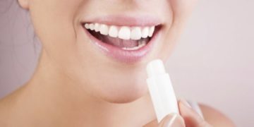 đánh son môi lòng trong