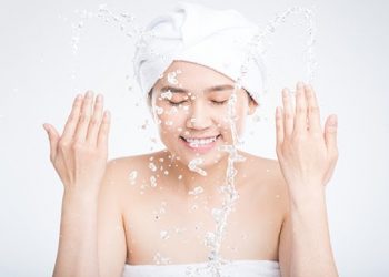 Cách hay rửa mặt cho da nhạy cảm
