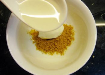 Da trắng xinh với cách làm đẹp từ bột nghệ