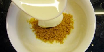 Da trắng xinh với cách làm đẹp từ bột nghệ