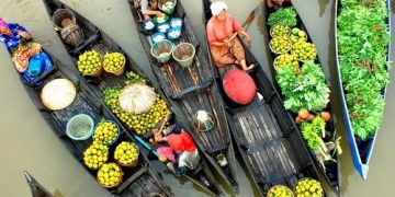 Tiền Giang là một tỉnh ven biển thuộc đồng bằng sông Cửu Long, phía Bắc giáp Long An, phía Tây giáp Đồng Tháp, phía Nam giáp Bến Tre và Vĩnh Long. Phần lớn diện tích của tỉnh thuộc địa bàn tỉnh Mỹ Tho trước đó, Tiền Giang hiện là trung tâm văn hóa chính trị của cả Đồng bằng sông Cửu Long.