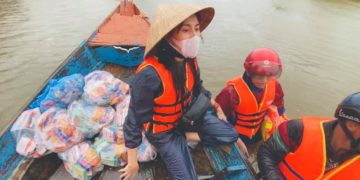 Thủy Tiên làm từ thiện