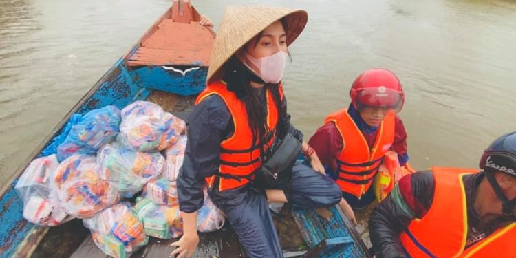 Thủy Tiên làm từ thiện